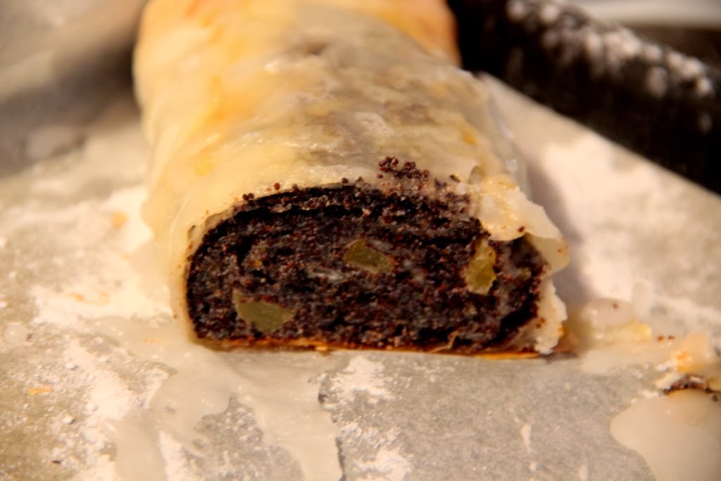 Cukiernia marzen Wegańska strucla makowa z ciasta filo/Vegan poppy seed strudel with phyllo pastry