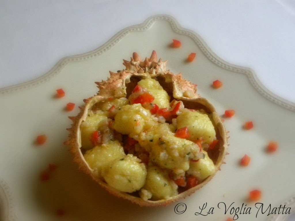 gnocchi di patate  con granseola e peperoni rossi