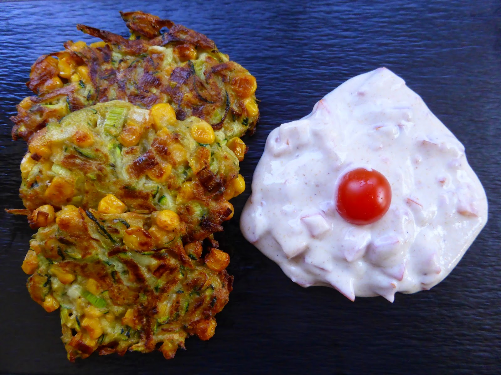 VEGAN - GO FOR IT: ZUCCHINI-MAIS-PUFFER MIT TOMATEN-RAITA