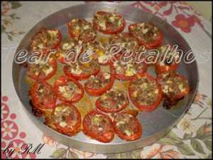Tomates recheados com carne moída ao sair do forno