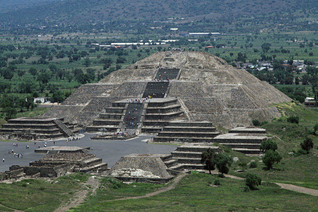 Gli archeologi scoprono il PASSAGGIO NASCOSO "agli inferi" sotto l'antica piramide messicana