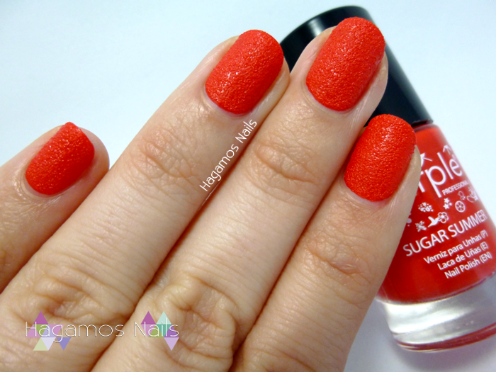 Manicura en rojo #NavidadNataliciosa. Purple Professional. Hagamos Nails