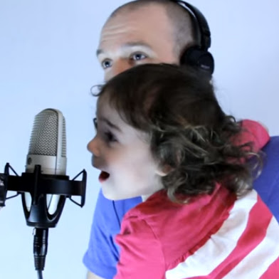 Video : パパのマットさんと3歳の愛娘のアメリアちゃんが一緒に歌って、演奏する a-ha の “ Take On Me ” が素敵で楽しくて、くり返し観てしまうミュージック・ビデオ ! !