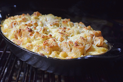 How to fire roast mac and cheese on a Big Green Egg kamado grill.