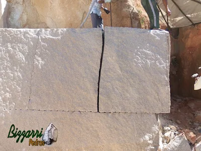 Bloco de pedra granito sendo cortado para execução de pedra folheta para parede de pedra.