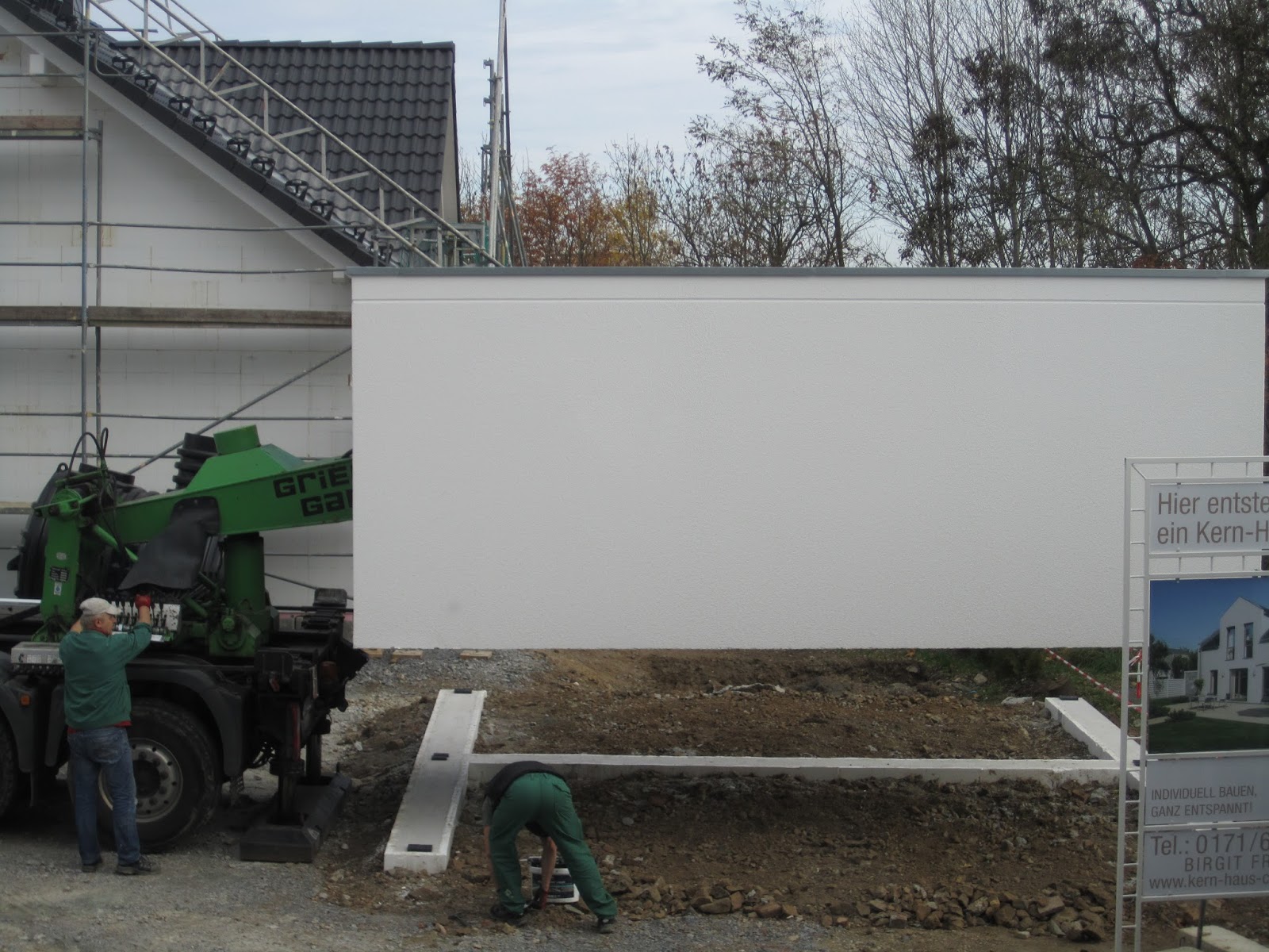 Abenteuer Eigenheim: Tag 88: Anlieferung der Garagen, Einbau der Treppe