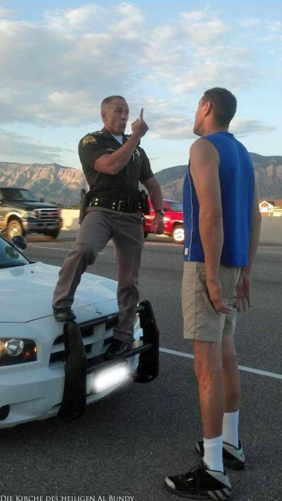 Komischer Polizist ermahnt 2 Meter hohen Mann lustig - erhobener Zeigefinger