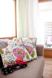 kukkakuvioinen koristetyyny sohvalla