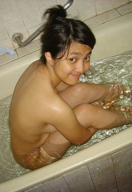 Foto Hot Chika telanjang narsis di kamar mandi cewek gadis ABG Bandung Indonesia - Anehunique.blogspot.com