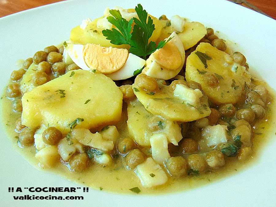 Patatas en salsa verde con guisantes y bacalao