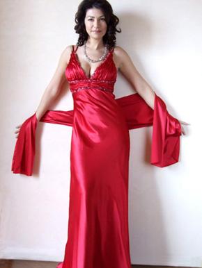 Vestido rojo Foto de mujer con vestido con escote y da juego con una pañoleta grande