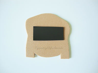 pegamos los imanes por detrás de nuestros monos de goma eva