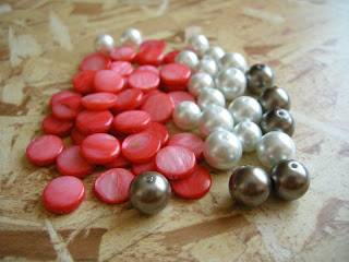 materiały do wyrobu biżuterii artystycznej - elementy ozdobne, masa perłowa, perły szklane (półfabrykaty)