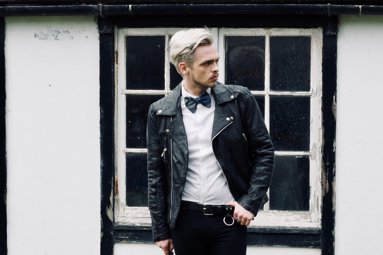Biker jacket deals with tie