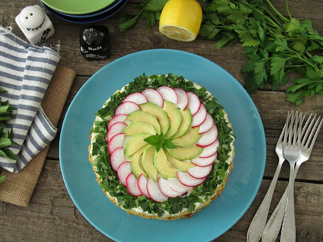 Кабачковый торт с начинкой из феты, авокадо и икры мойвы