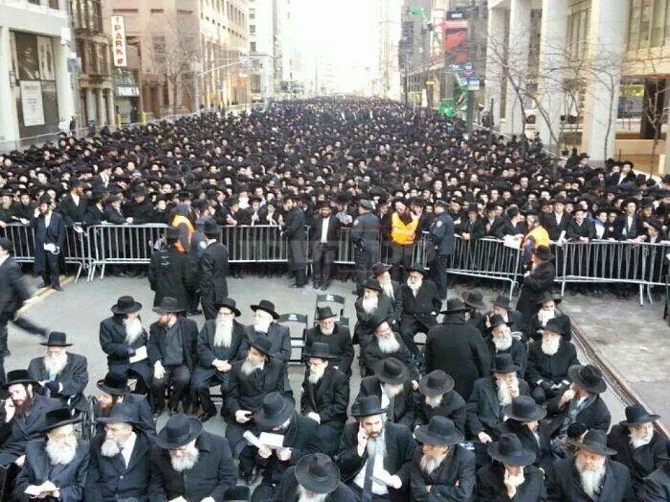 Хасиды бруклин. Хабад нью йорк. Евреи хабад любавич. Хасиды в сша. Хасиды нью йорк 1960.