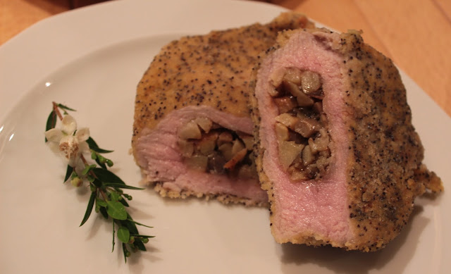 tasca di maiale ripiena di patate e funghi in crosta di papavero