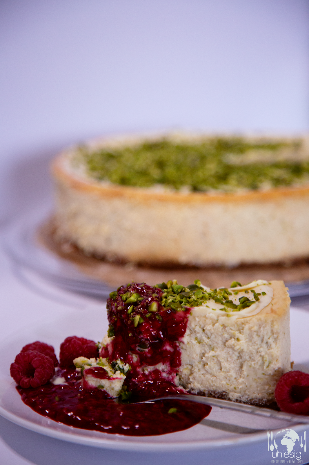Uhiesig: {WERBUNG} Pistazien-Cheesecake mit heißen Limetten-Himbeeren