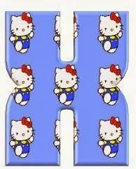 Alfabeto de Hello Kitty vestida de azul en fondo celeste X.