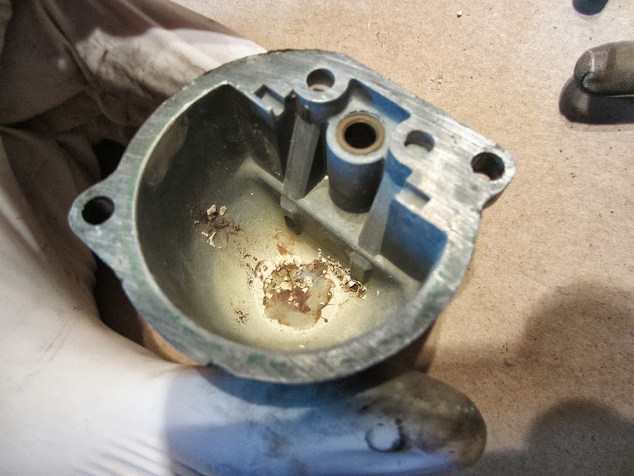 Cuba de carburador con restos de gasolina