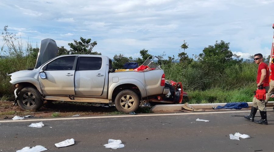 Colisão entre caminhonete e carro mata três pessoas Colisão entre caminhonete e carro mata três pessoas