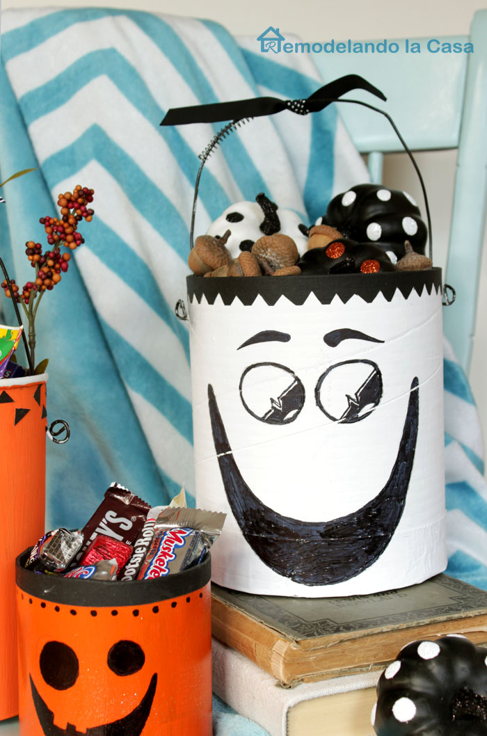 Halloween Recycled Candy Containers Remodelando la Casa