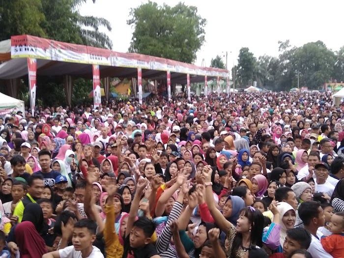 Masyarakat Lampung Utara Mulai Memadati Lapangan Stadion Jalan Sehat Arinal - Nunik