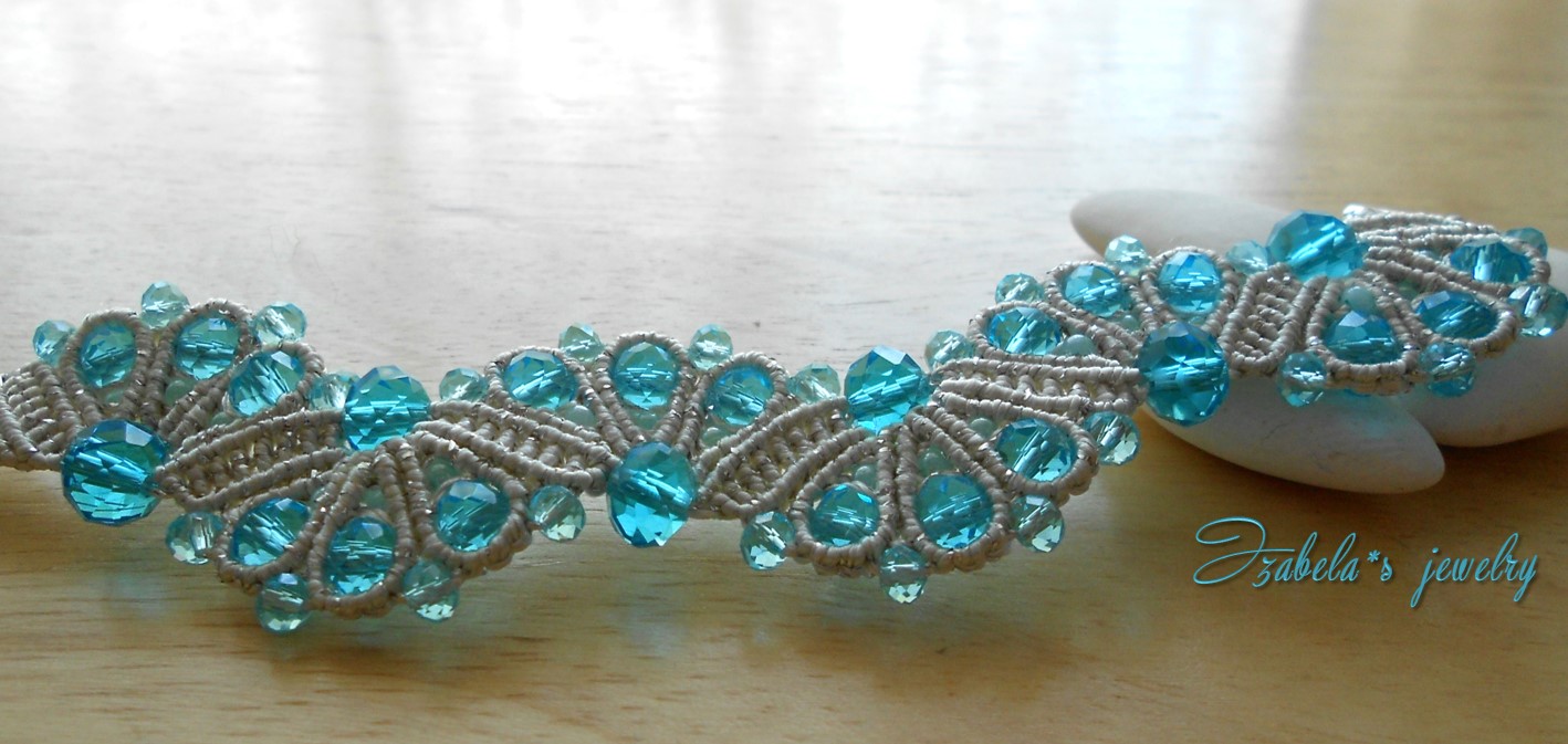 Macrame Peacock Tail Bracelet with glass beads / Izabela craftwork