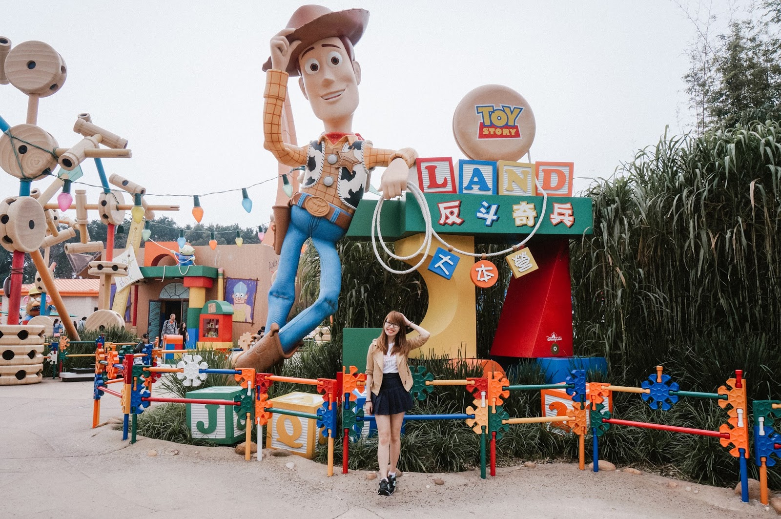 ленд стори. история игрушек. игрушки disney land. Disneyland toy story land. Slinky dog disneyland.