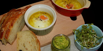 Jaja sadzone w oliwie z sumakiem i pasta z awokado
