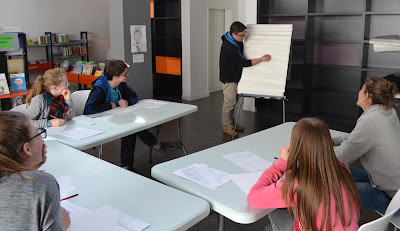 En animation avec la maison des jeunes de St Père en Retz dans le cadre du festival BD de Rouans. Initiation à la création de personnage face et profils en vu d'intégration dans un strip... Nouvel atelier cet après-midi avec les écoles de Rouans. ©Guillaume Néel