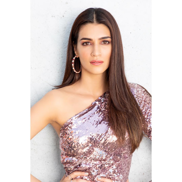 bollywood actress kriti sanon boobs