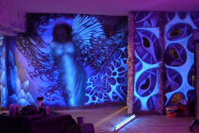 Malowanie anioła na ścianie, efekt luminescencji ściany, świecacy obraz mural 3D