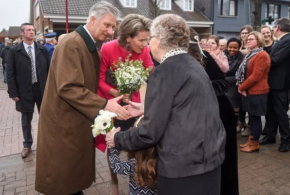 Queen Mathilde wore pink Natan coat and pink Natan tops and black skirt a Christmas visit to Perrekes House