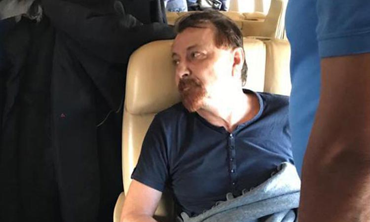 'Agora sei que vou para a prisão', diz Battisti ao desembarcar na Itália