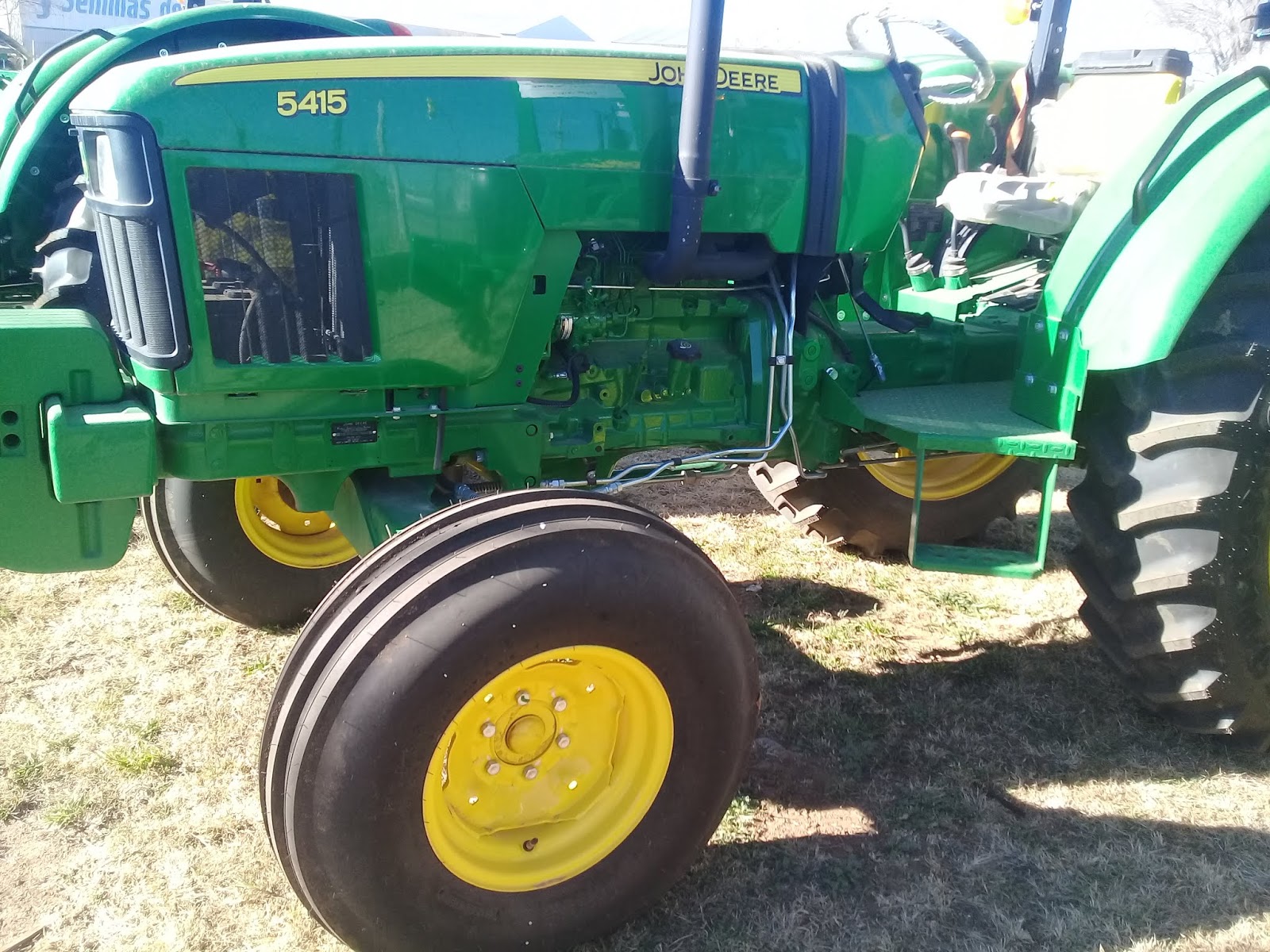 MAQUINARIA AGRICOLA INDUSTRIAL Tractor John Deere 5415 Sencillo