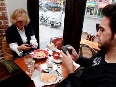 Gara-gara Smartphone Waktu Makan di Restoran Jadi Lebih Lama Gara-gara Smartphone Waktu Makan di Restoran Jadi Lebih Lama