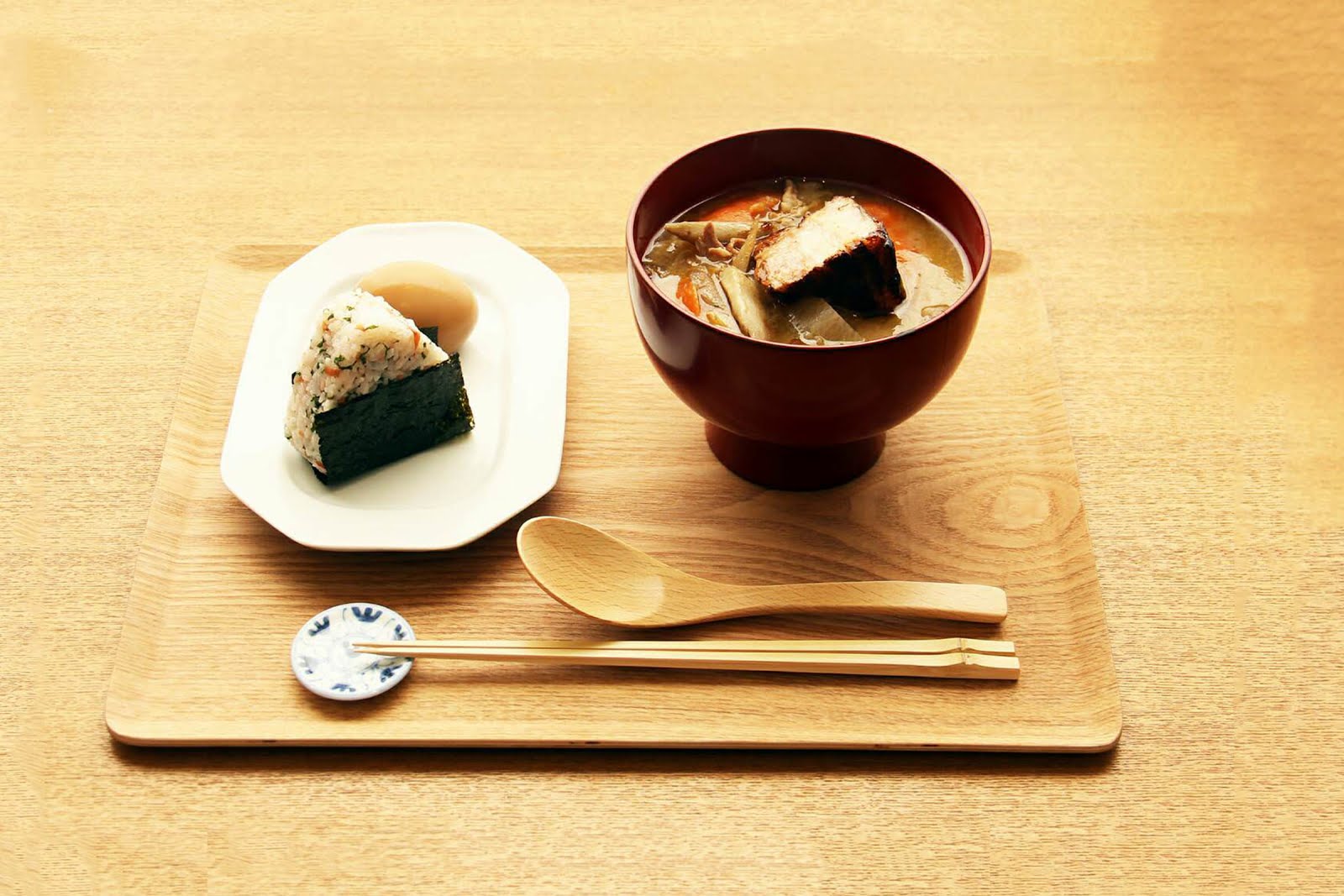 Суп на завтрак у японцев 4 буквы. Мисо суп Токио. Марукамэ Десерты. Онигири и рамен. Мисо суп Токио Сити.
