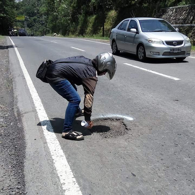 Keren! Pria ini Mendapat Banyak Pujian. Lihat yang Dilakukanya di Jalan yang Rusak Keren! Pria ini Mendapat Banyak Pujian. Lihat yang Dilakukanya di Jalan yang Rusak