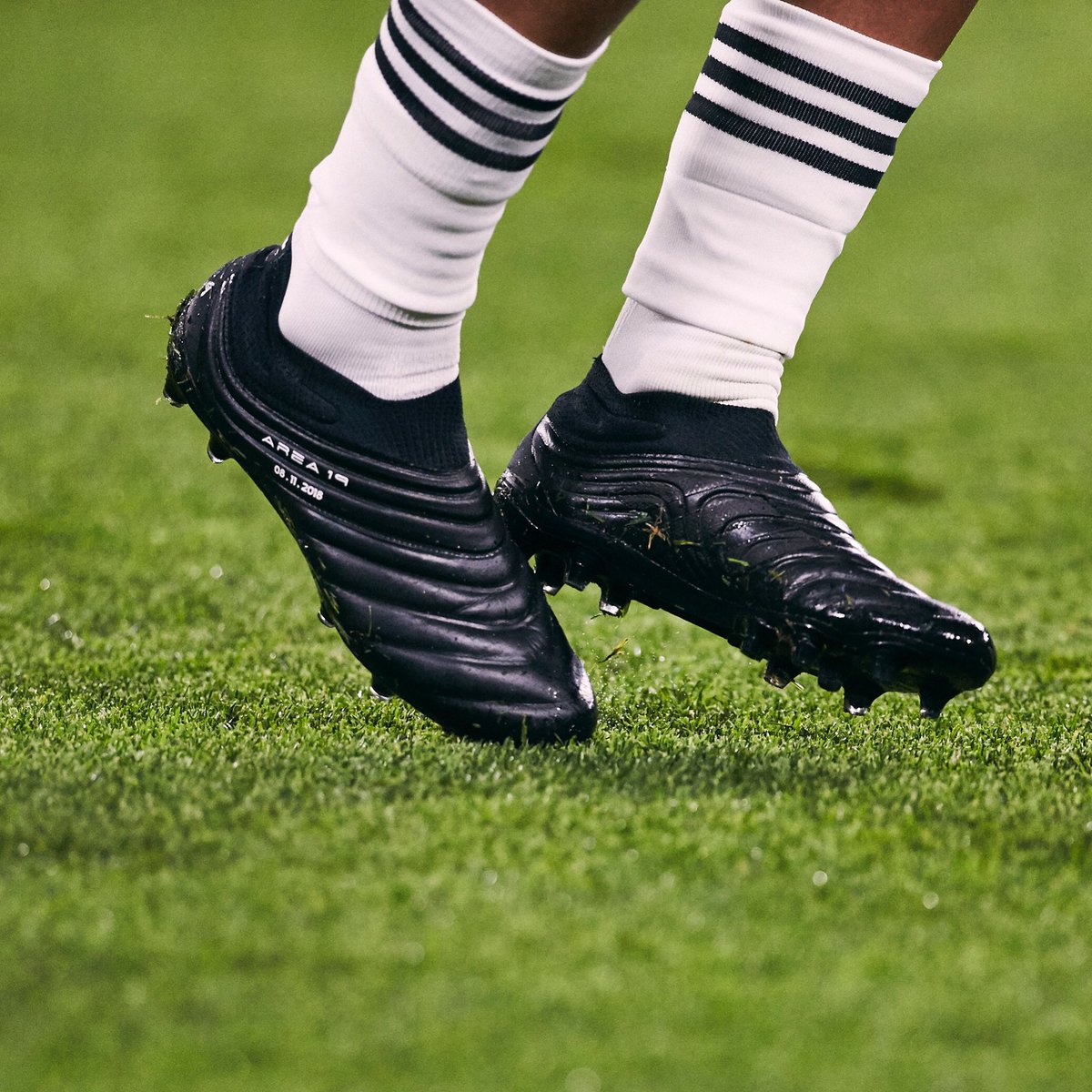 Paulo Dybala Wears Blackout Adidas Copa 19+ Boots vs Manchester United ...