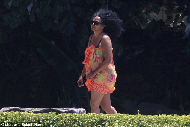 Diana Ross, Photos Of Her Relaxing In Hawaii In Her Bathing Suit