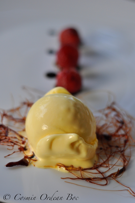 Inghetata de ulei de masline cu rosii cherry caramelizateizate