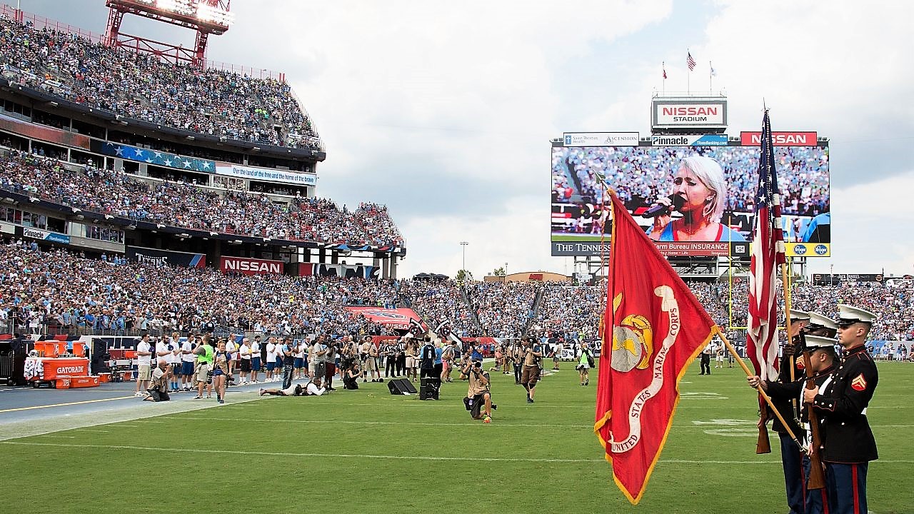 O cão que fuma... Trump ropeadopes the NFL and wins by KO