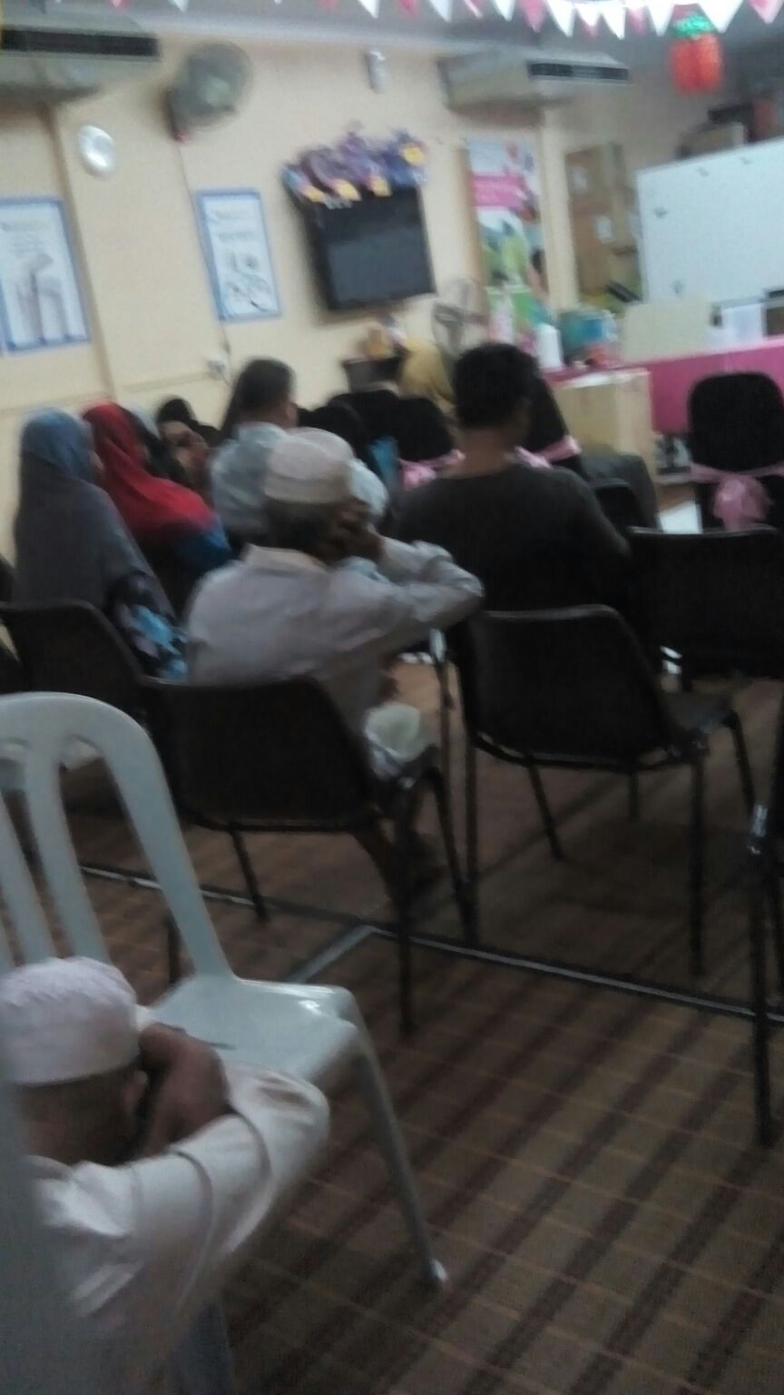 Pusat Rawatan Ruhaniah Mereka Sedang Menunggu Giliran....