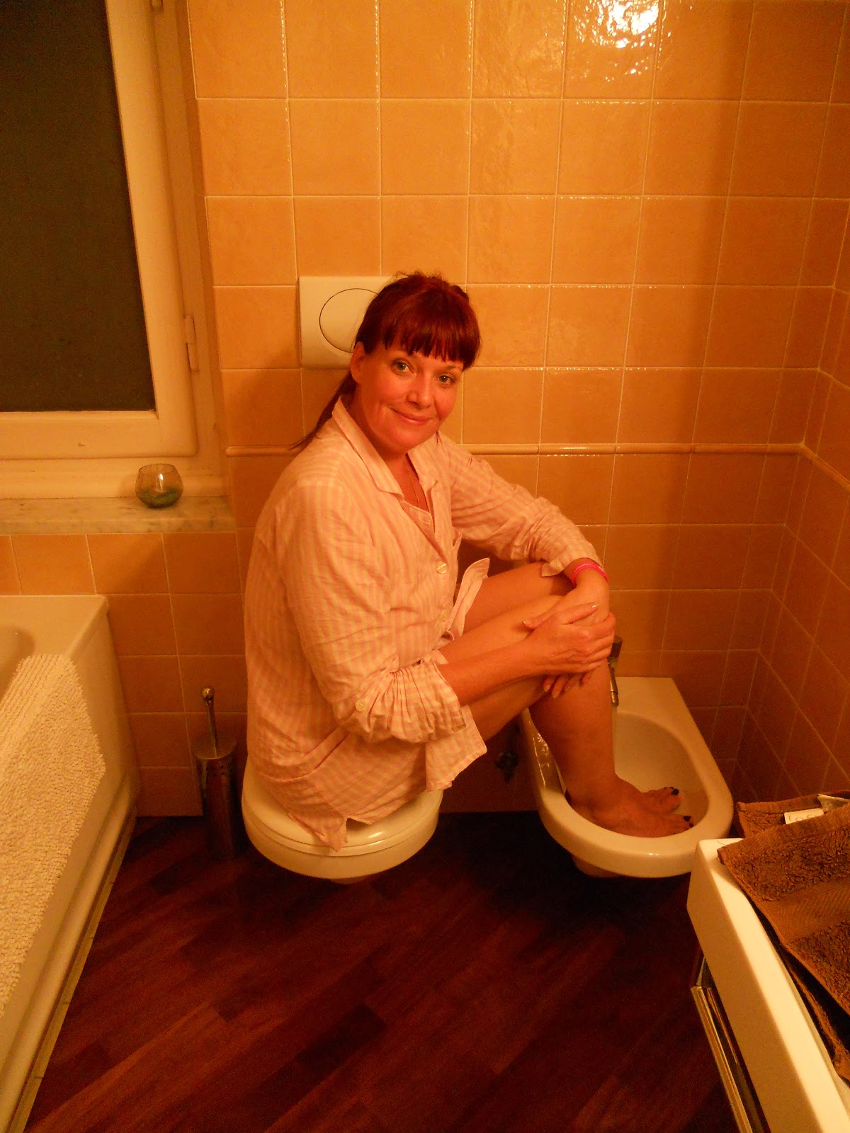 девушка подмывается на биде. ножки в унитазе. красивые женщины в туалете. старше женщина туалет. старше женщина туалет.