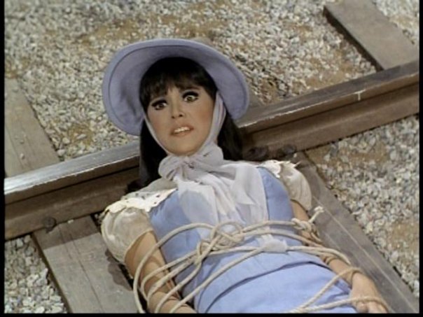 Damsel in distress. Damsel in distress. Damsel in distress в платье. Damsel in distress. дамзель ин дистресс.