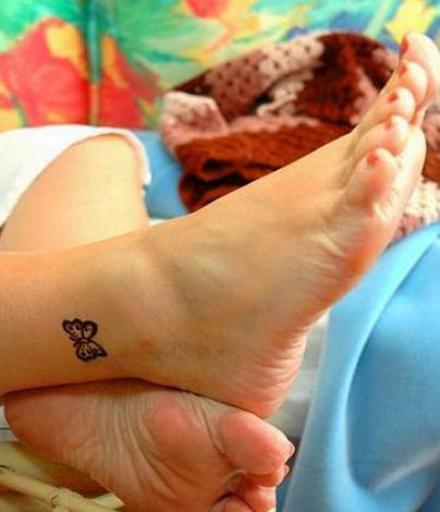 Pequena tatuagem de borboleta design para as mulheres no tornozelo