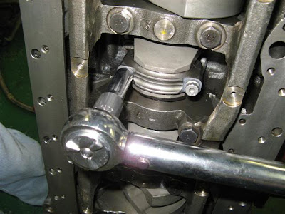 Torque rod bolts on rods to crank