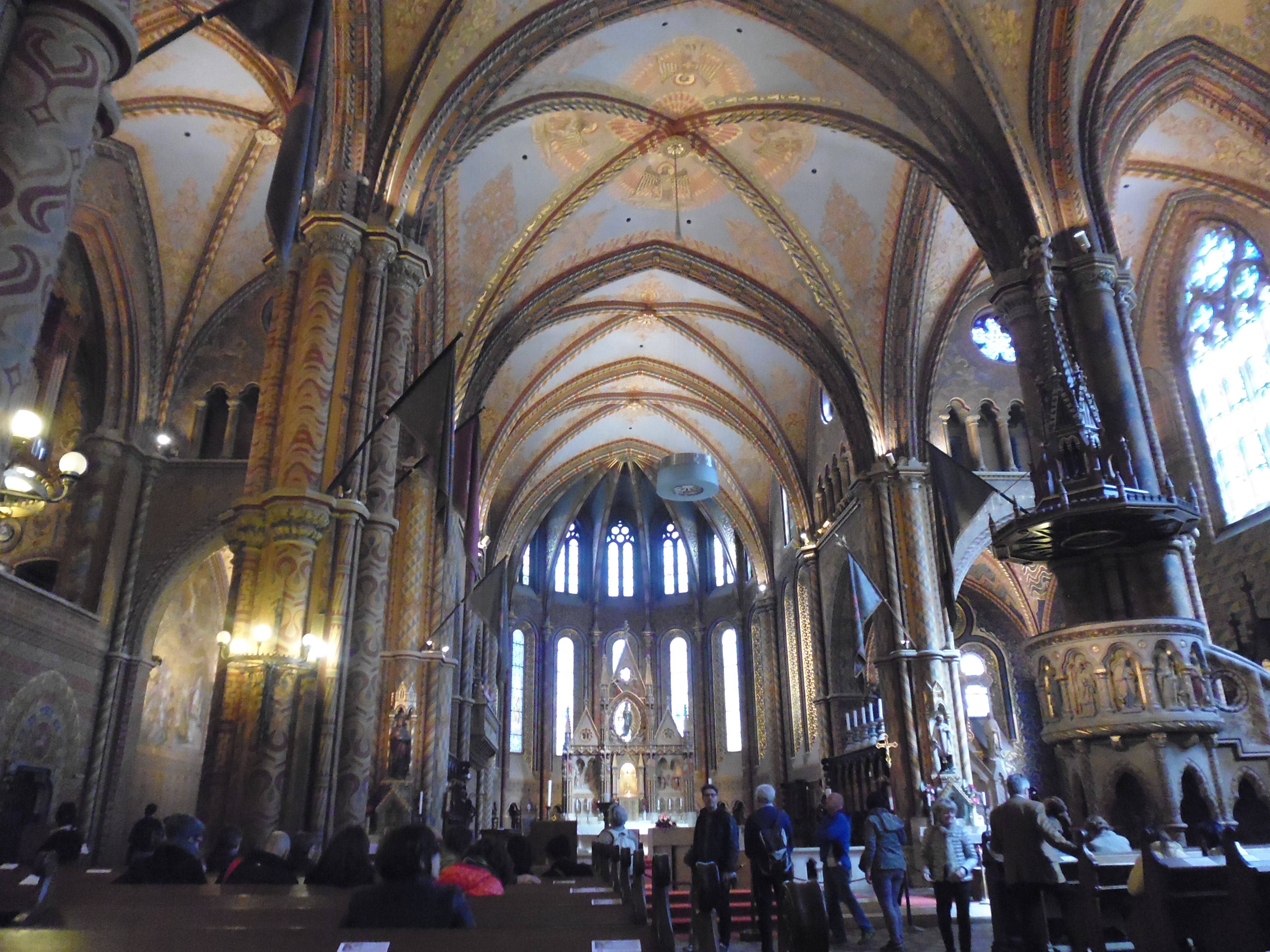 Interior de la Iglesia de Matías (Budapest) (Hungría) (@mibaulviajero)