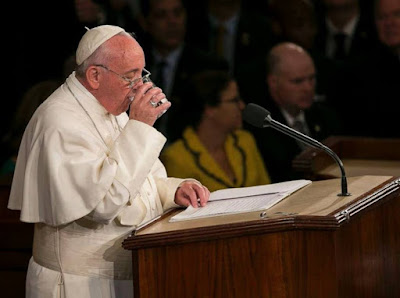USA: deputy steals the glass of Pope Francis and 'blesses' friends.